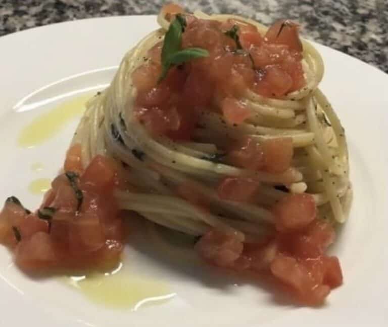 Spaghetti pomodoro e basilico a crudo