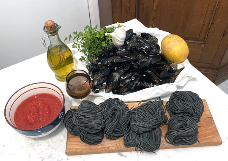 TAGLIOLINI AL NERO DI SEPPIA CON SUGO DI MUSCOLI