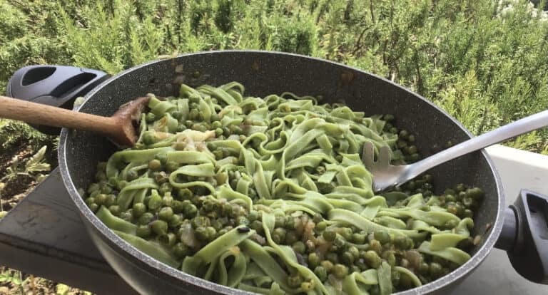 TAGLIATELLE VERDI DI BORAGGINE CON PISELLI
