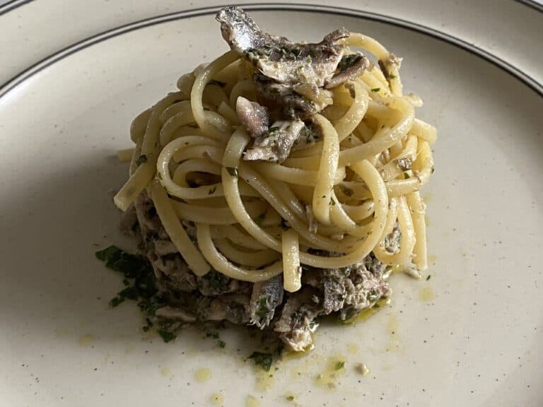 acciughe e linguine ricetta