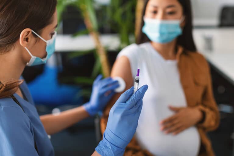 Sì al vaccino in gravidanza e all’attamento